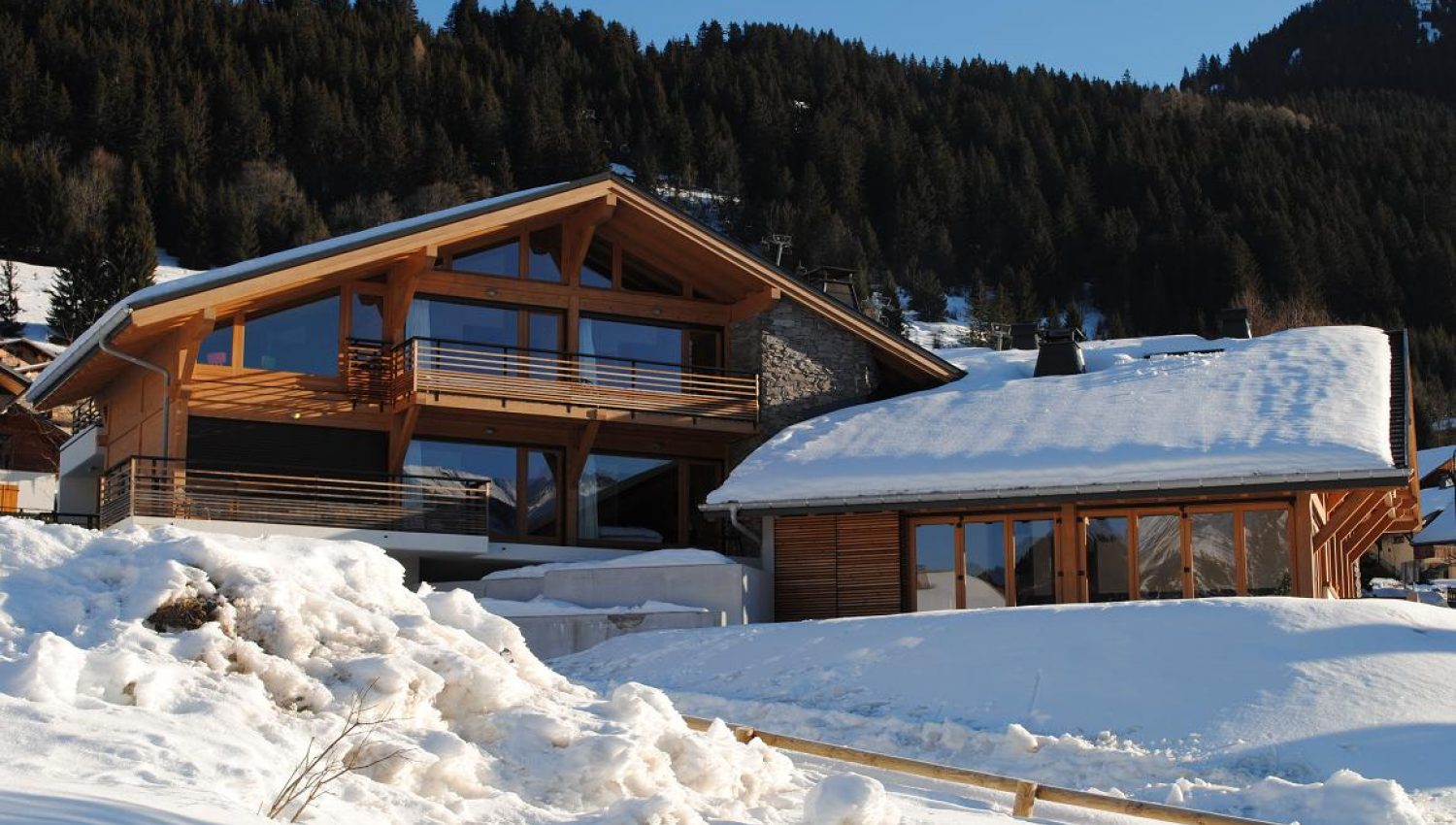 Chalet Maison Blanche Et Verte In Chatel, France - White Blancmange